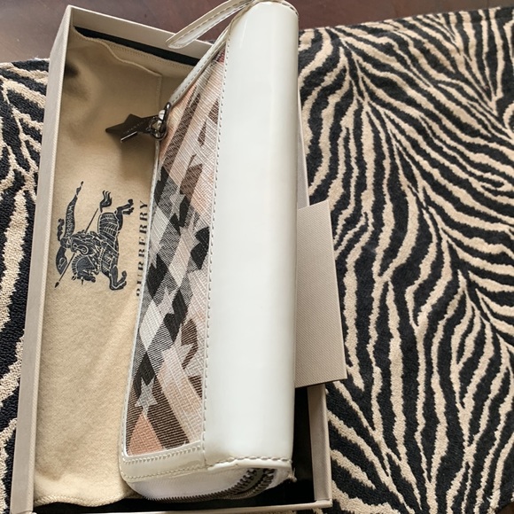 Designer Burberry Wallet, pre-owned used a few times, in very good condition. - Picture 12 of 16